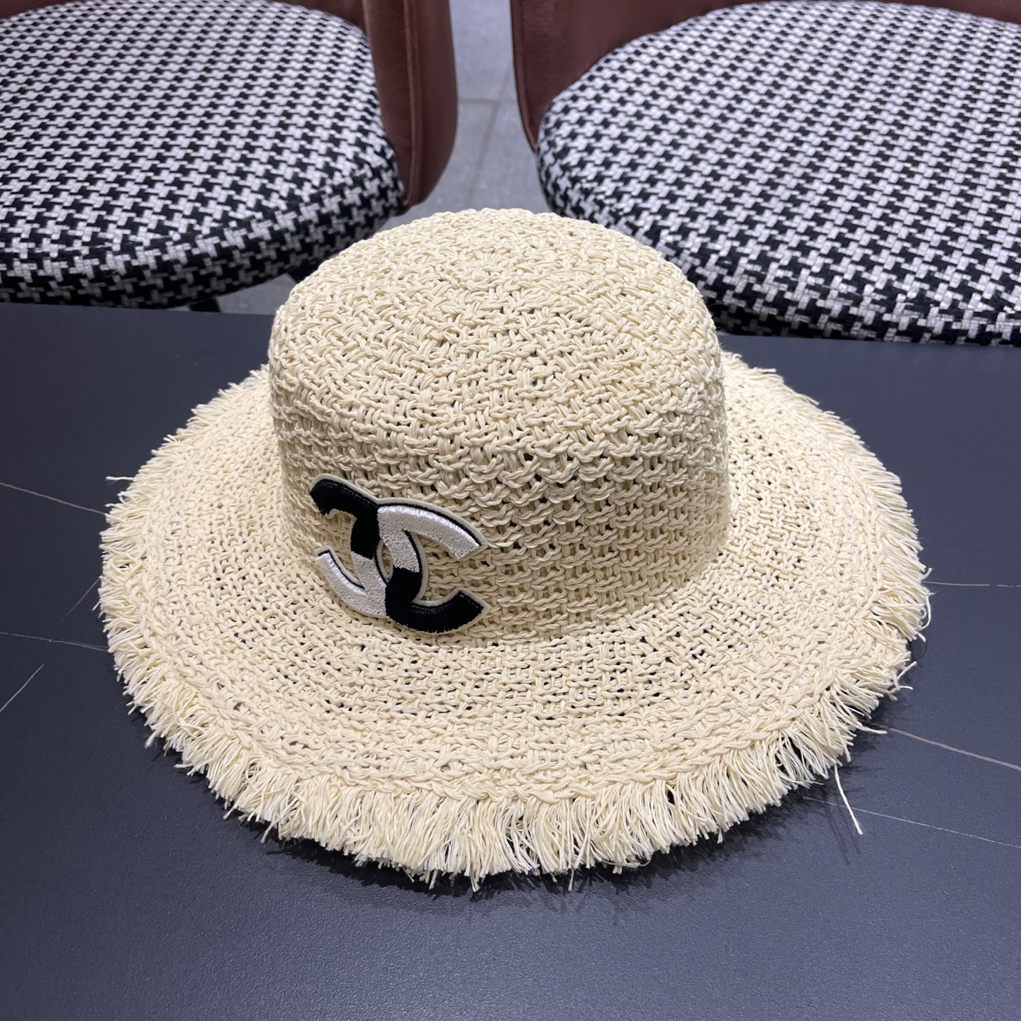  香奈儿Chanel 2025新款平顶草帽女夏季2025新款海边
度假沙滩帽遮阳防晒太阳帽子