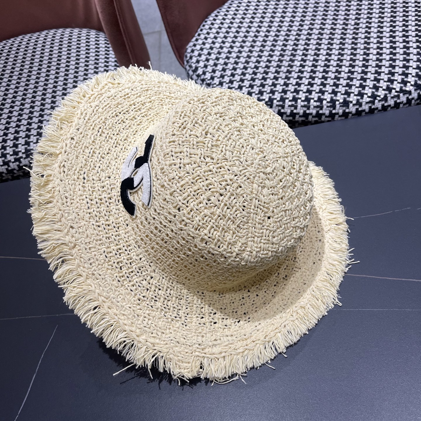  香奈儿Chanel 2025新款平顶草帽女夏季2025新款海边
度假沙滩帽遮阳防晒太阳帽子