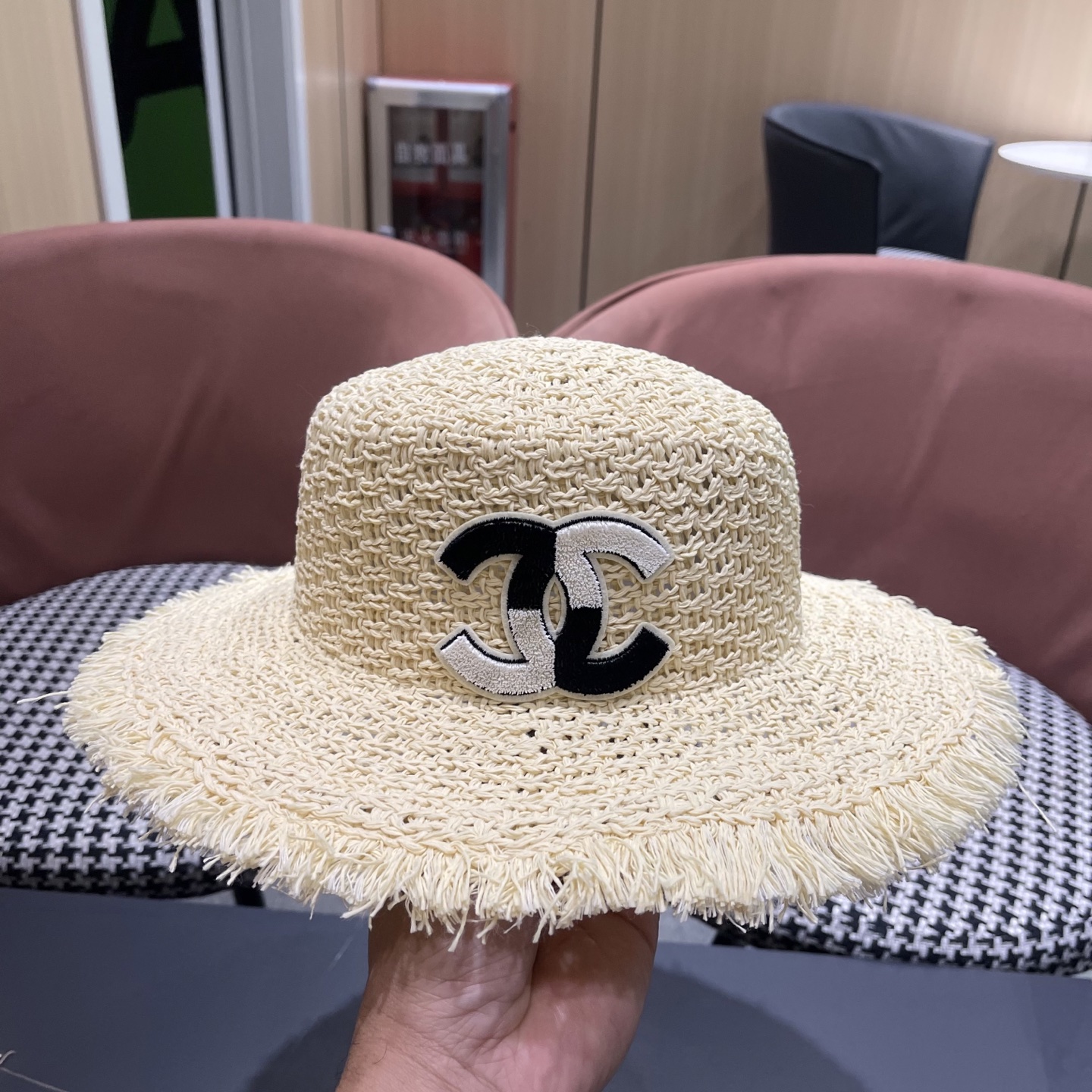  香奈儿Chanel 2025新款平顶草帽女夏季2025新款海边
度假沙滩帽遮阳防晒太阳帽子