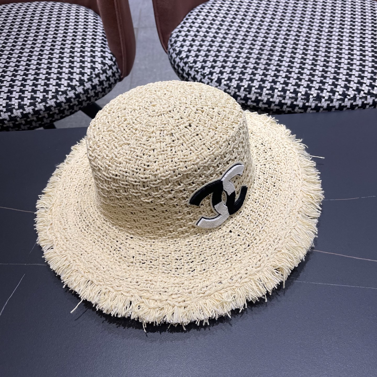  香奈儿Chanel 2025新款平顶草帽女夏季2025新款海边
度假沙滩帽遮阳防晒太阳帽子