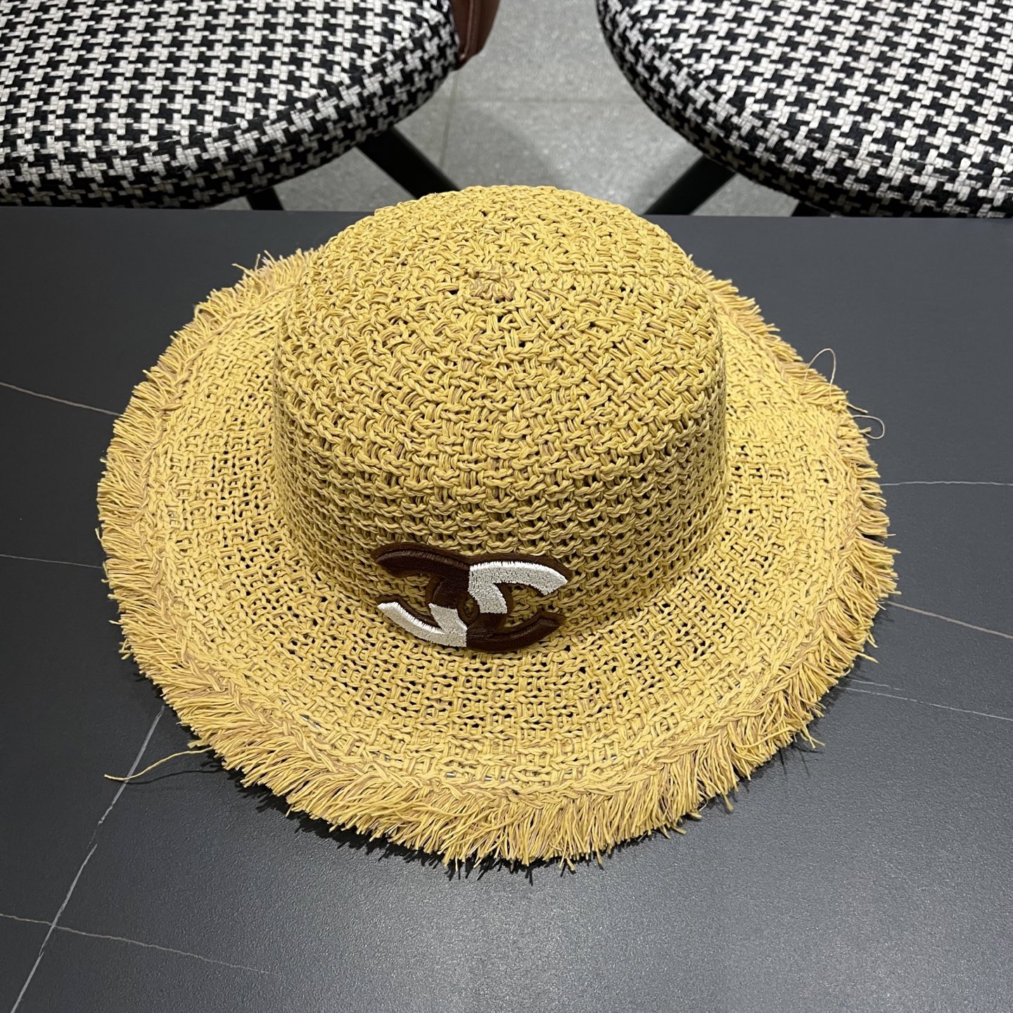  香奈儿Chanel 2025新款平顶草帽女夏季2025新款海边
度假沙滩帽遮阳防晒太阳帽子