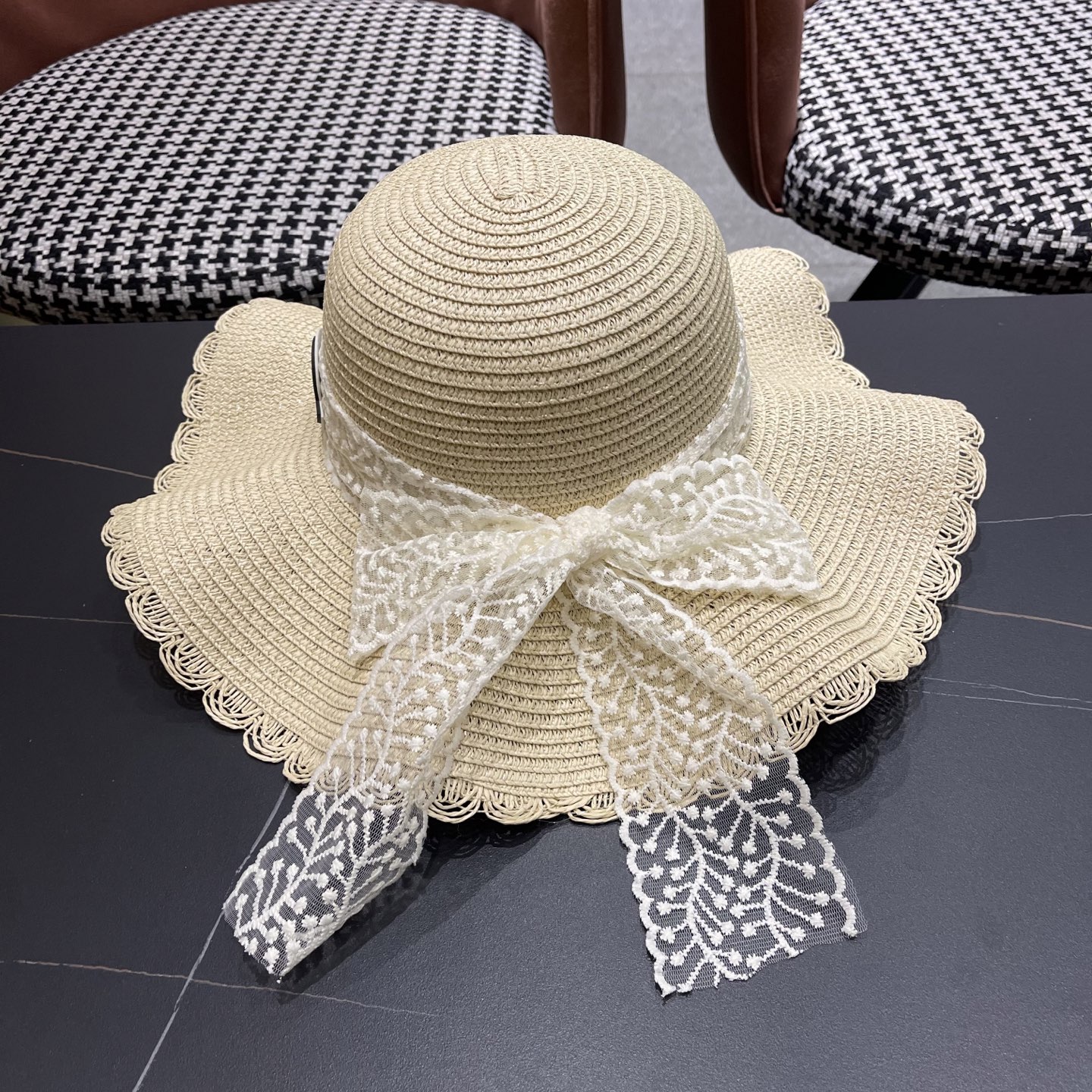  蒙口Moncler🆕高级感~法式波浪边蕾丝蝴蝶结草帽女夏大帽
檐沙滩海边遮阳太阳帽