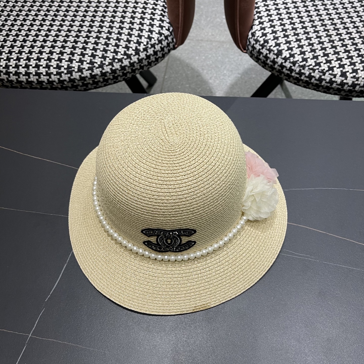  Dior迪奥 珍珠圈草帽女夏季花朵圆顶遮阳帽海边度假沙
滩防晒太阳帽渔夫帽子