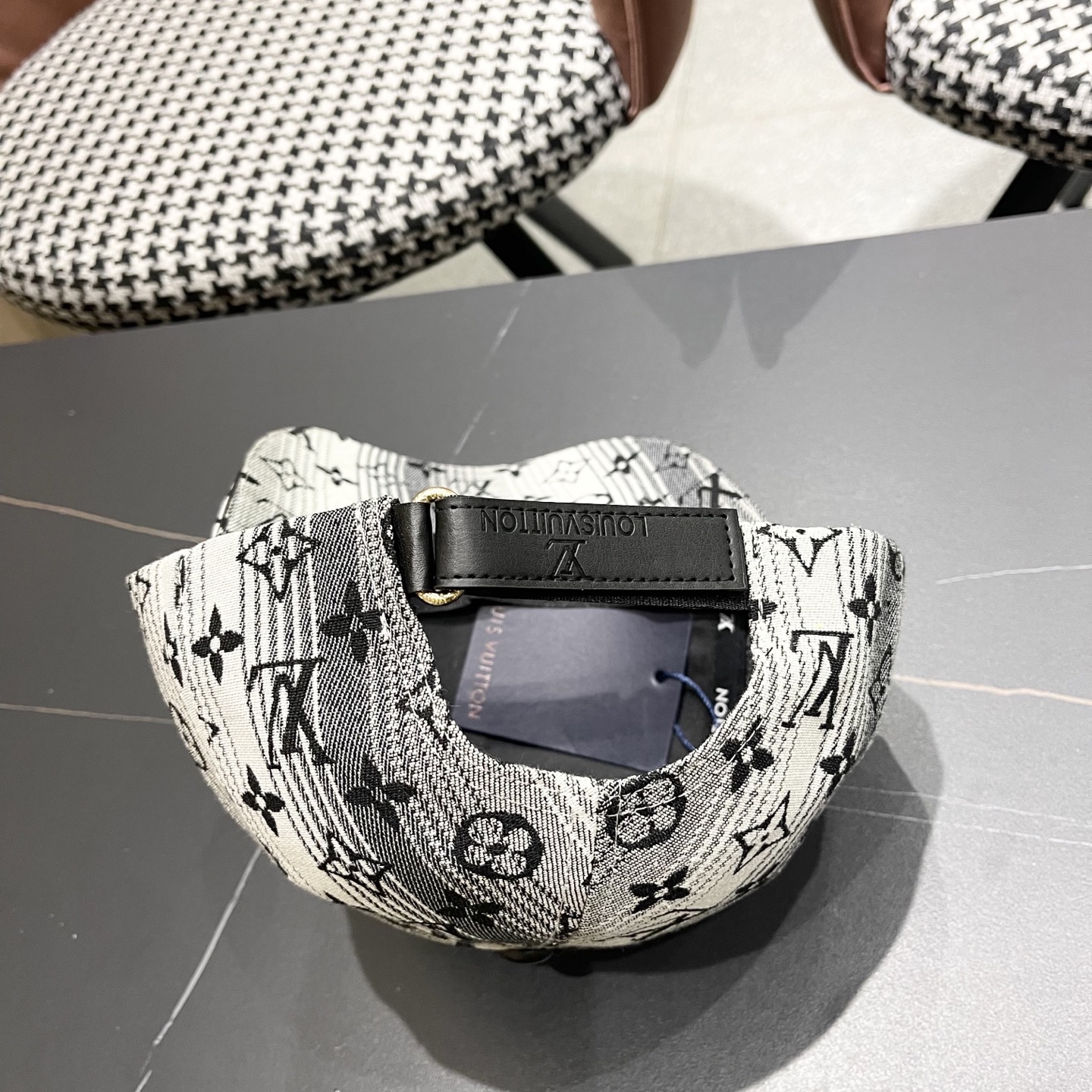 LV路易威登2025新款棒球帽 专柜热卖款纯棉内里，轻盈透气。完美版型，对格精准无误，原厂品质，独家实物