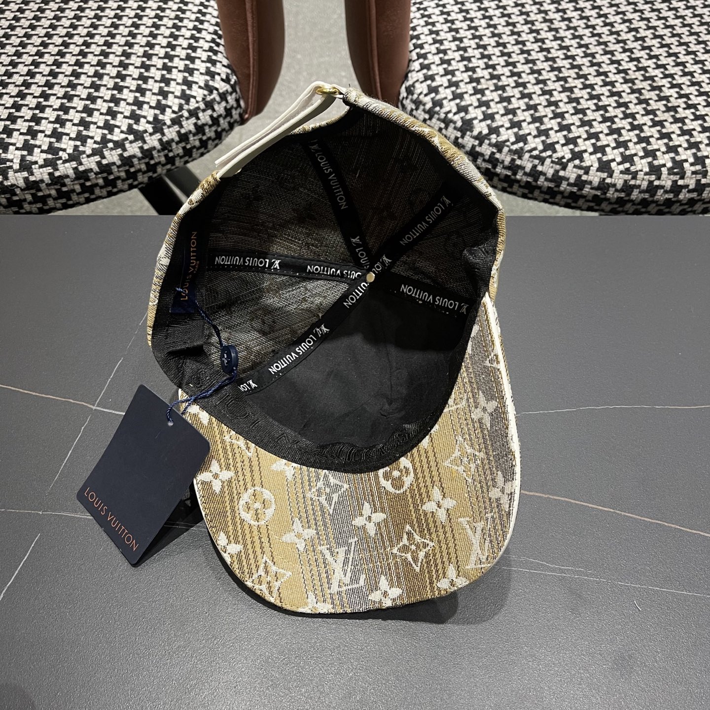 LV路易威登2025新款棒球帽 专柜热卖款纯棉内里，轻盈透气。完美版型，对格精准无误，原厂品质，独家实物