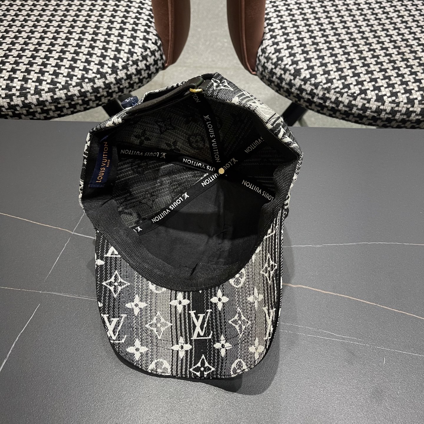 LV路易威登2025新款棒球帽 专柜热卖款纯棉内里，轻盈透气。完美版型，对格精准无误，原厂品质，独家实物