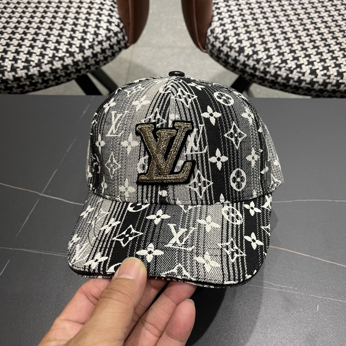 LV路易威登2025新款棒球帽 专柜热卖款纯棉内里，轻盈透气。完美版型，对格精准无误，原厂品质，独家实物