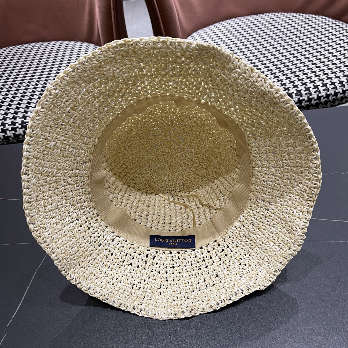  LV路易威登进口拉菲草盆帽简约不失庄重 低调奢华  极具造型感 ！ 渔夫帽款式设计 ，真心好看也百搭