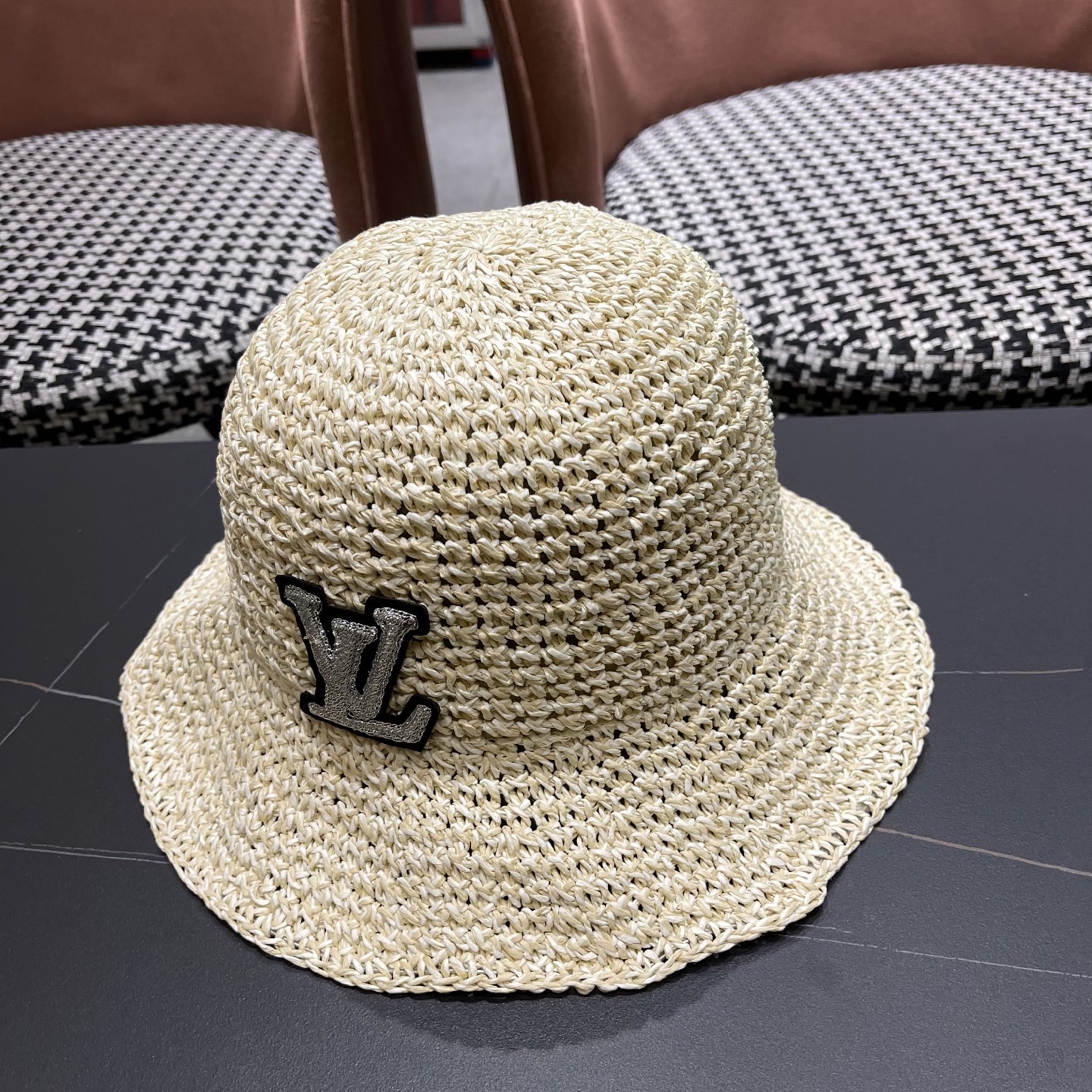  LV路易威登进口拉菲草盆帽简约不失庄重 低调奢华  极具造型感 ！ 渔夫帽款式设计 ，真心好看也百搭
