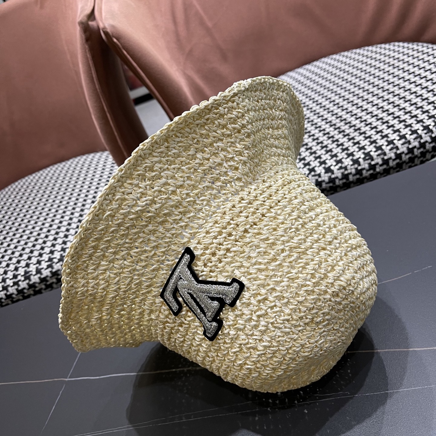  LV路易威登进口拉菲草盆帽简约不失庄重 低调奢华  极具造型感 ！ 渔夫帽款式设计 ，真心好看也百搭