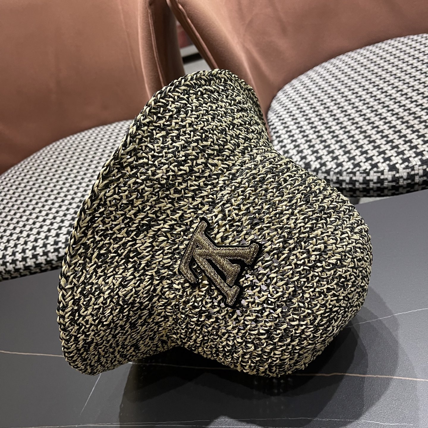  LV路易威登进口拉菲草盆帽简约不失庄重 低调奢华  极具造型感 ！ 渔夫帽款式设计 ，真心好看也百搭