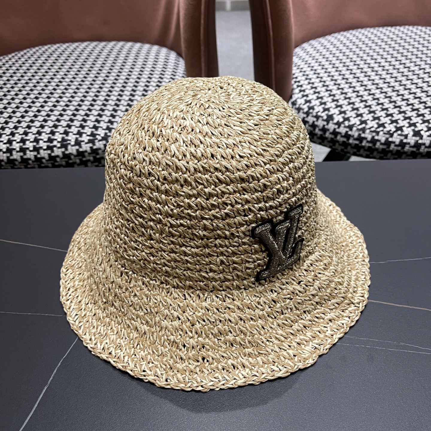 LV路易威登进口拉菲草盆帽简约不失庄重 低调奢华  极具造型感 ！ 渔夫帽款式设计 ，真心好看也百搭