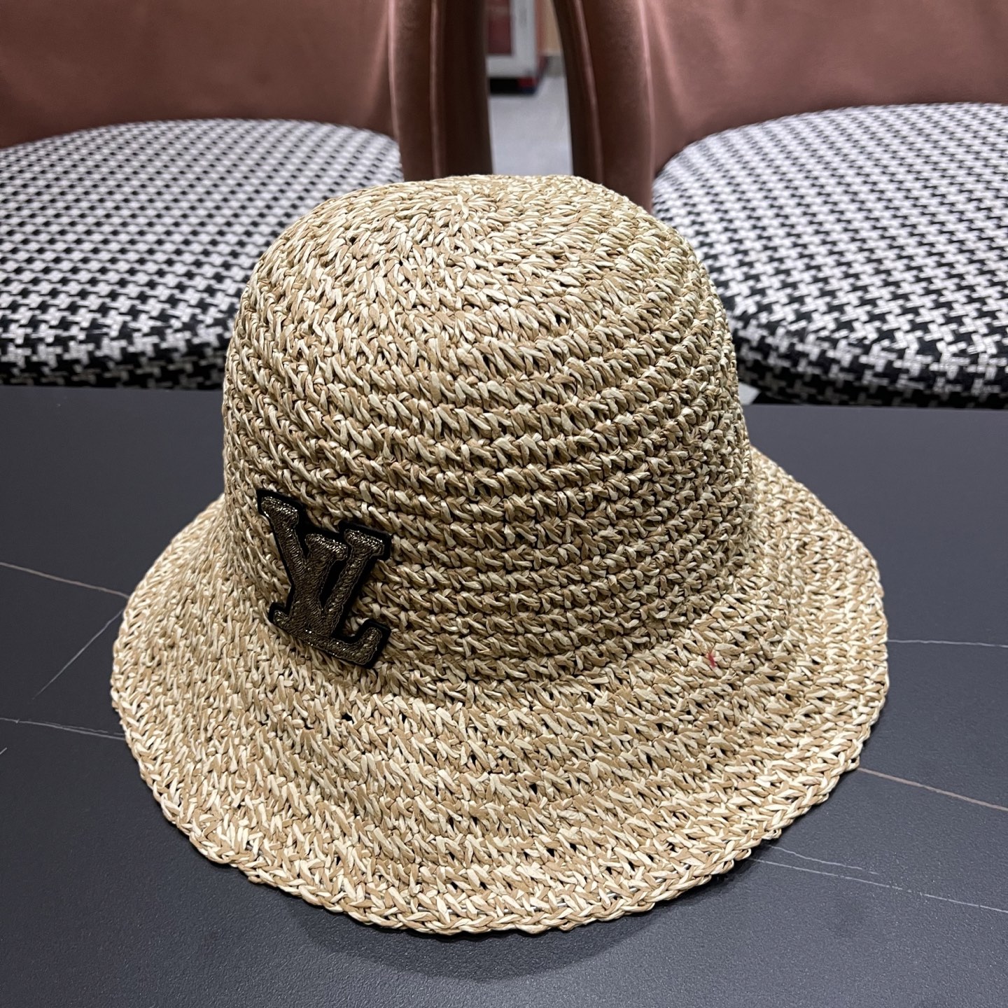  LV路易威登进口拉菲草盆帽简约不失庄重 低调奢华  极具造型感 ！ 渔夫帽款式设计 ，真心好看也百搭