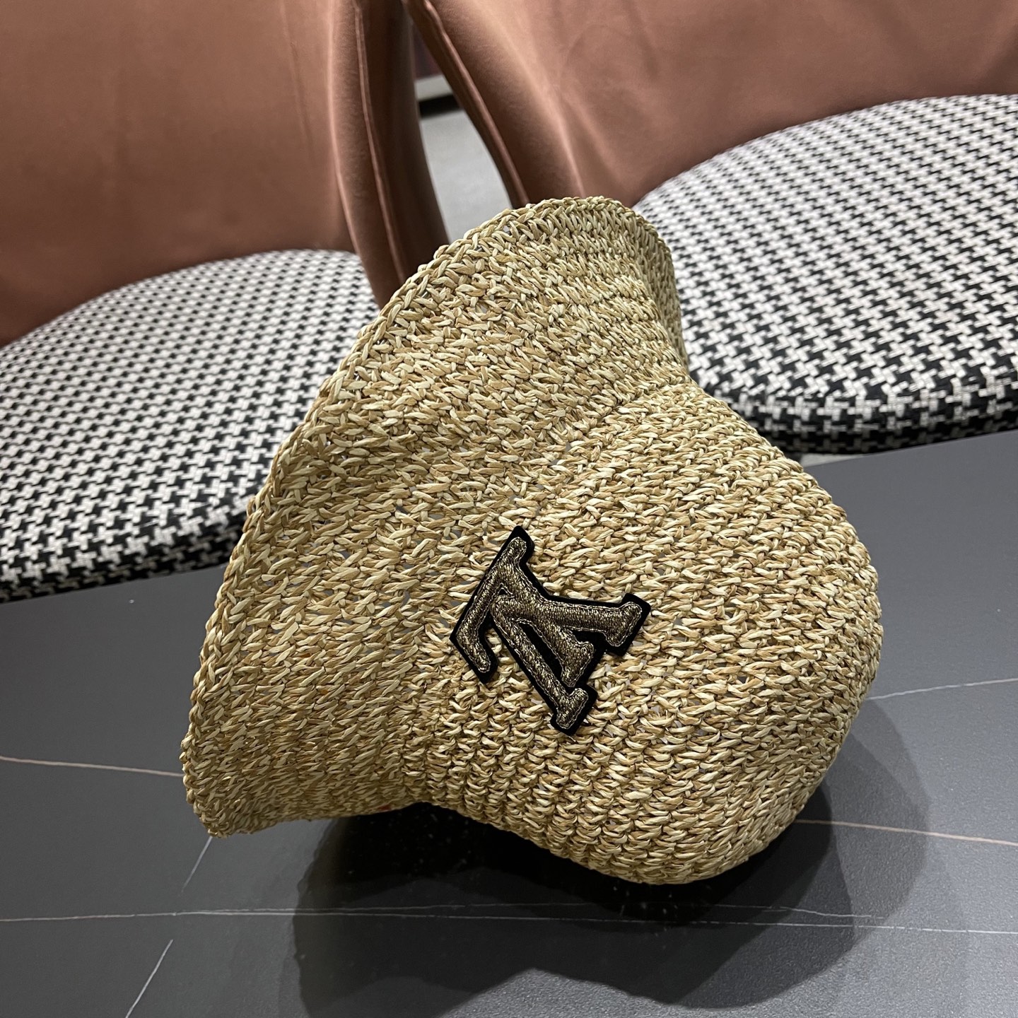  LV路易威登进口拉菲草盆帽简约不失庄重 低调奢华  极具造型感 ！ 渔夫帽款式设计 ，真心好看也百搭