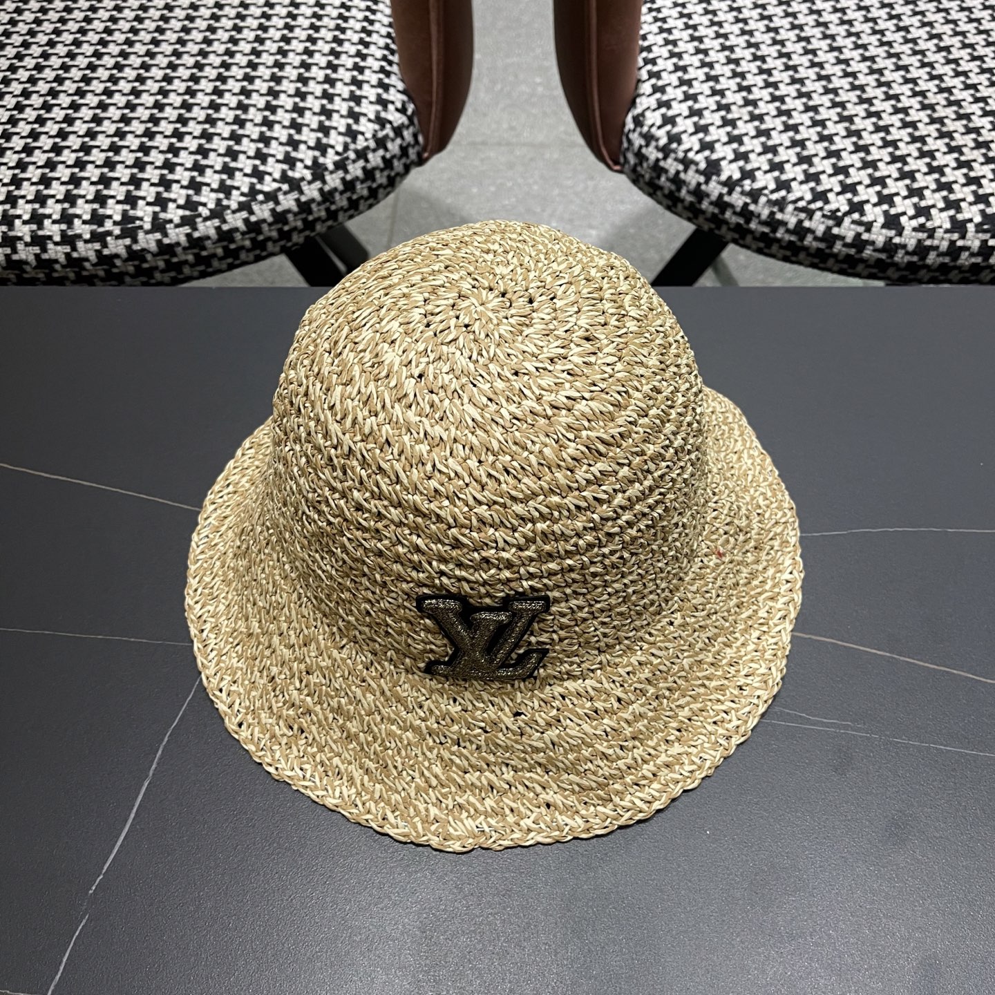  LV路易威登进口拉菲草盆帽简约不失庄重 低调奢华  极具造型感 ！ 渔夫帽款式设计 ，真心好看也百搭