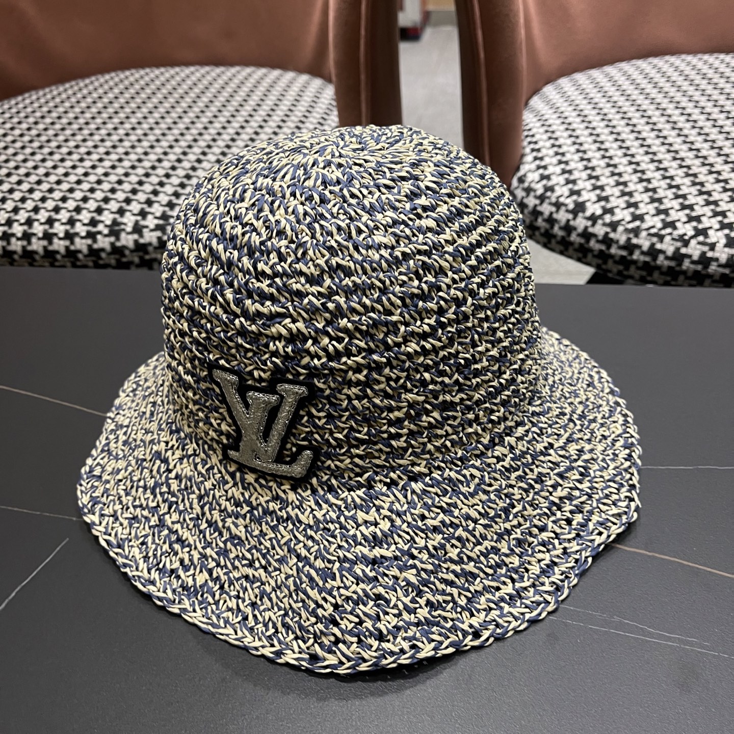  LV路易威登进口拉菲草盆帽简约不失庄重 低调奢华  极具造型感 ！ 渔夫帽款式设计 ，真心好看也百搭