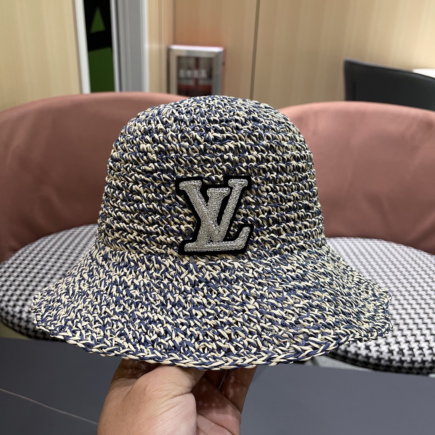  LV路易威登进口拉菲草盆帽简约不失庄重 低调奢华  极具造型感 ！ 渔夫帽款式设计 ，真心好看也百搭