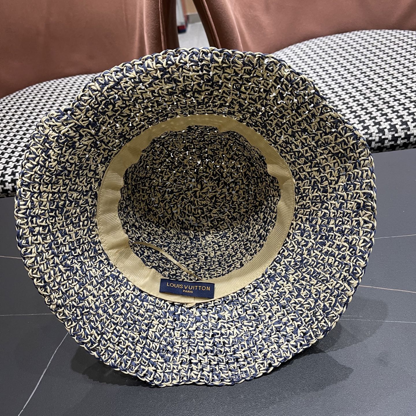  LV路易威登进口拉菲草盆帽简约不失庄重 低调奢华  极具造型感 ！ 渔夫帽款式设计 ，真心好看也百搭
