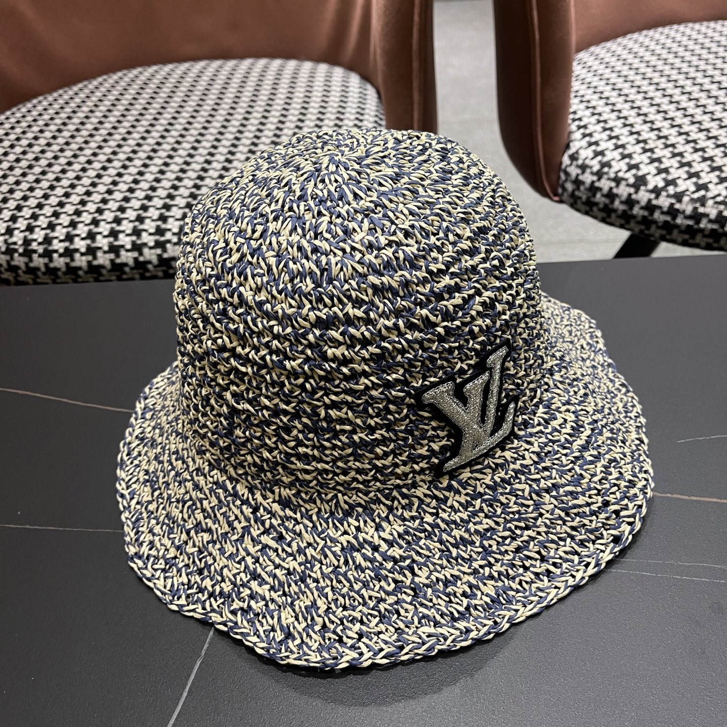  LV路易威登进口拉菲草盆帽简约不失庄重 低调奢华  极具造型感 ！ 渔夫帽款式设计 ，真心好看也百搭