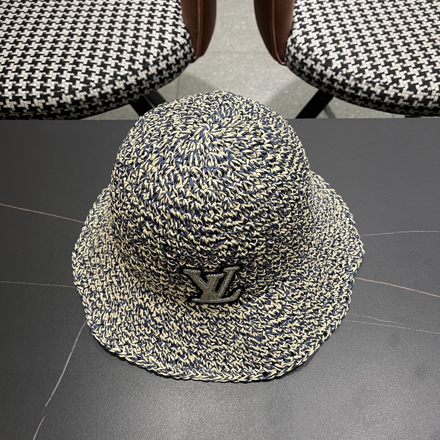  LV路易威登进口拉菲草盆帽简约不失庄重 低调奢华  极具造型感 ！ 渔夫帽款式设计 ，真心好看也百搭