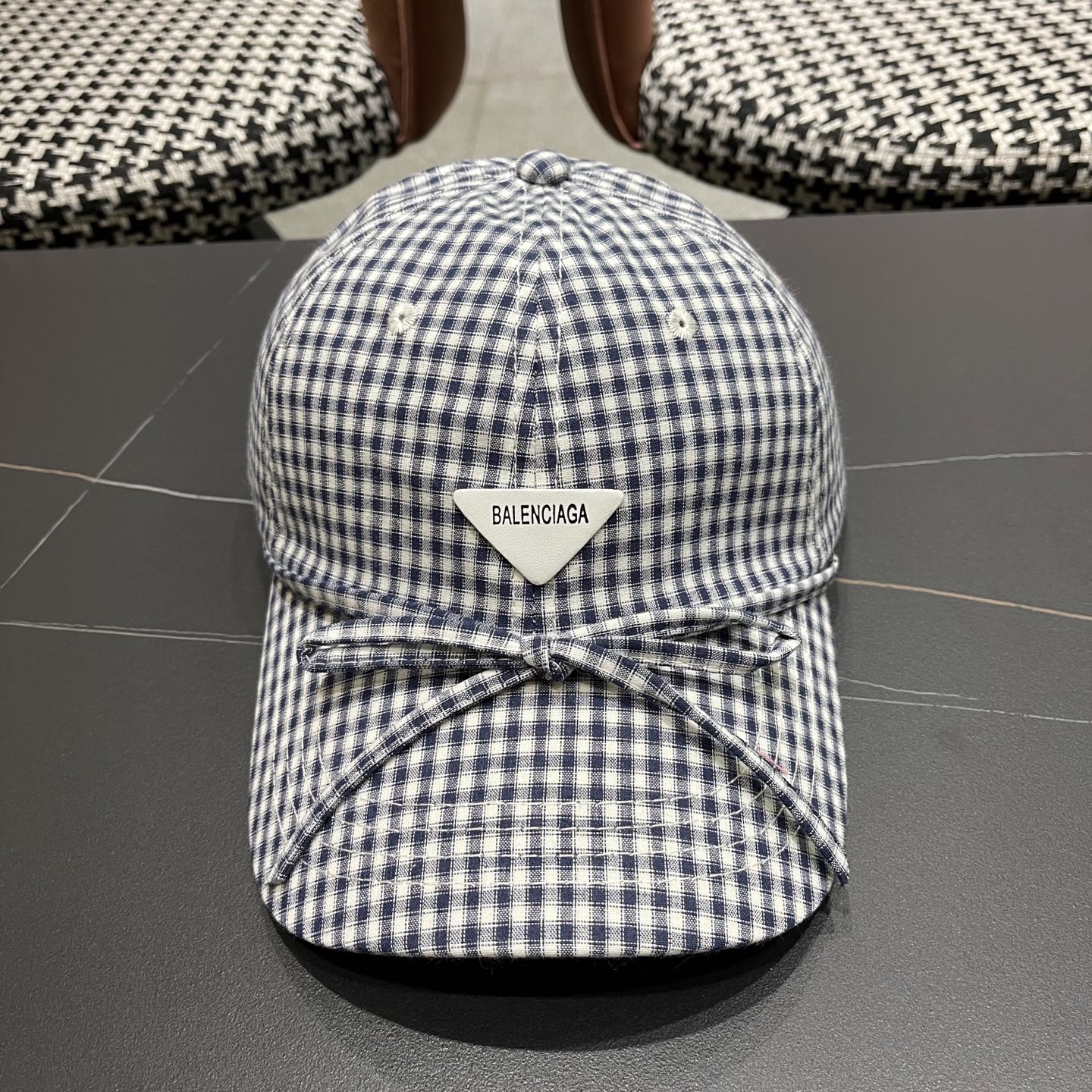  BALENCIAGA巴黎世家韩系格纹棒球帽子女春夏新款小清新蝴蝶
结百搭鸭舌帽大头围显脸小

