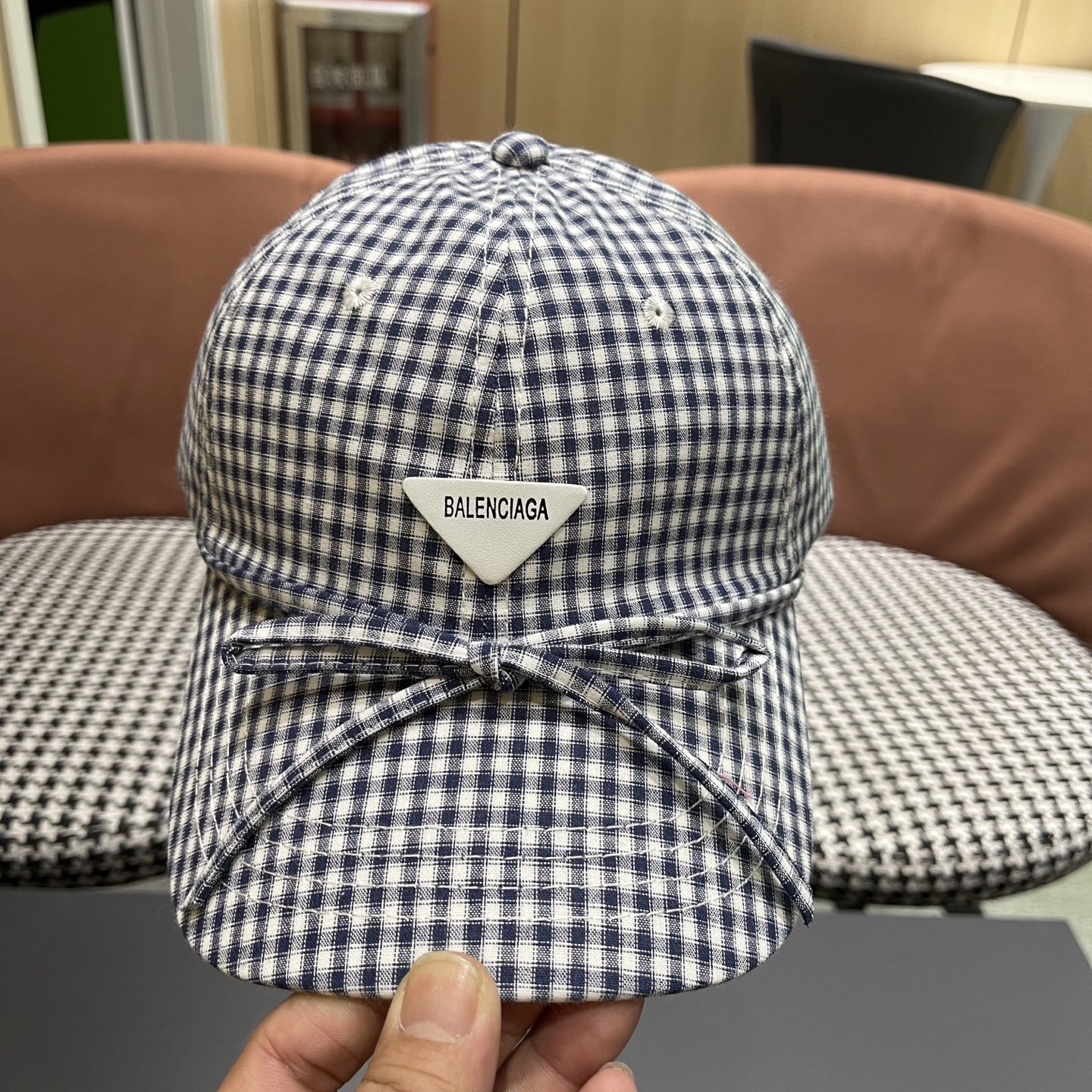  BALENCIAGA巴黎世家韩系格纹棒球帽子女春夏新款小清新蝴蝶
结百搭鸭舌帽大头围显脸小

