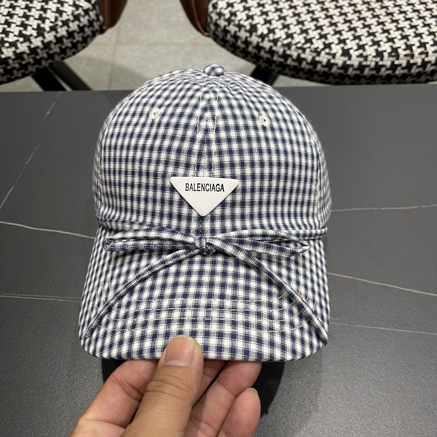  BALENCIAGA巴黎世家韩系格纹棒球帽子女春夏新款小清新蝴蝶
结百搭鸭舌帽大头围显脸小

