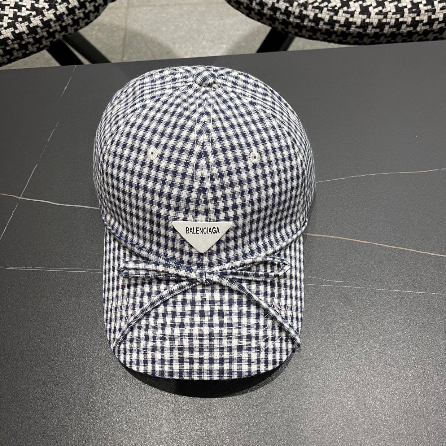  BALENCIAGA巴黎世家韩系格纹棒球帽子女春夏新款小清新蝴蝶
结百搭鸭舌帽大头围显脸小

