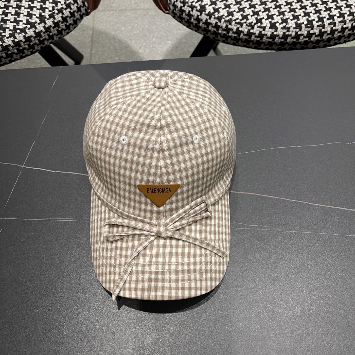  BALENCIAGA巴黎世家韩系格纹棒球帽子女春夏新款小清新蝴蝶
结百搭鸭舌帽大头围显脸小

