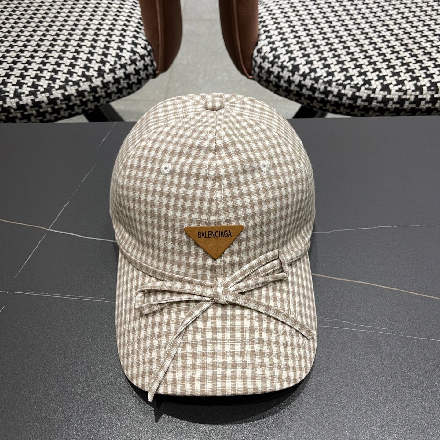  BALENCIAGA巴黎世家韩系格纹棒球帽子女春夏新款小清新蝴蝶
结百搭鸭舌帽大头围显脸小

