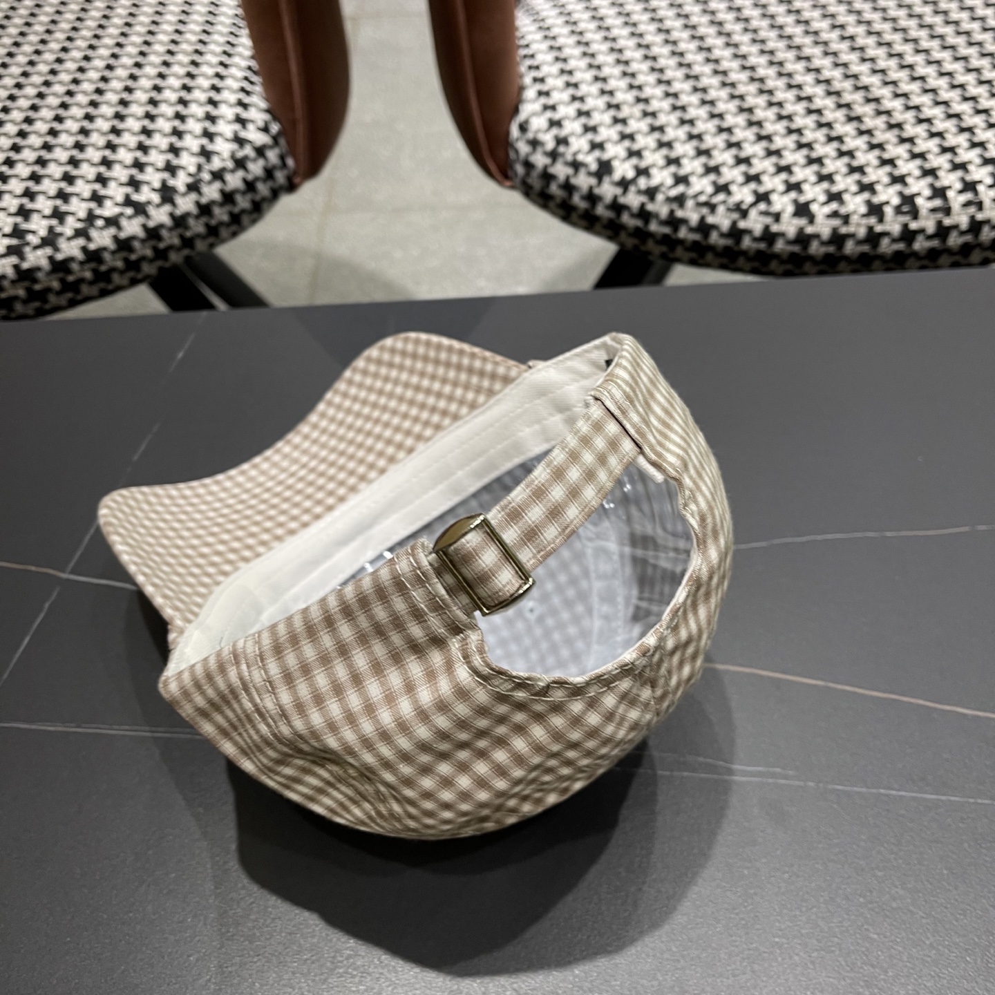  BALENCIAGA巴黎世家韩系格纹棒球帽子女春夏新款小清新蝴蝶
结百搭鸭舌帽大头围显脸小

