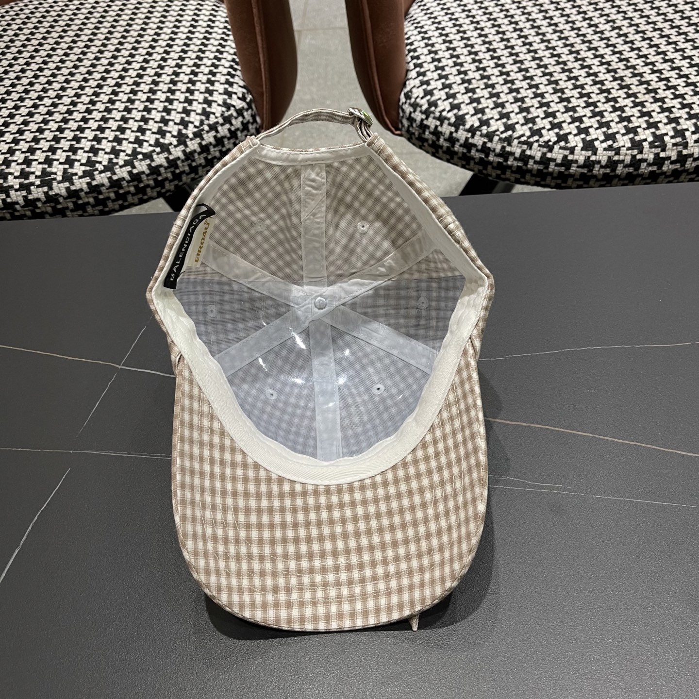  BALENCIAGA巴黎世家韩系格纹棒球帽子女春夏新款小清新蝴蝶
结百搭鸭舌帽大头围显脸小

