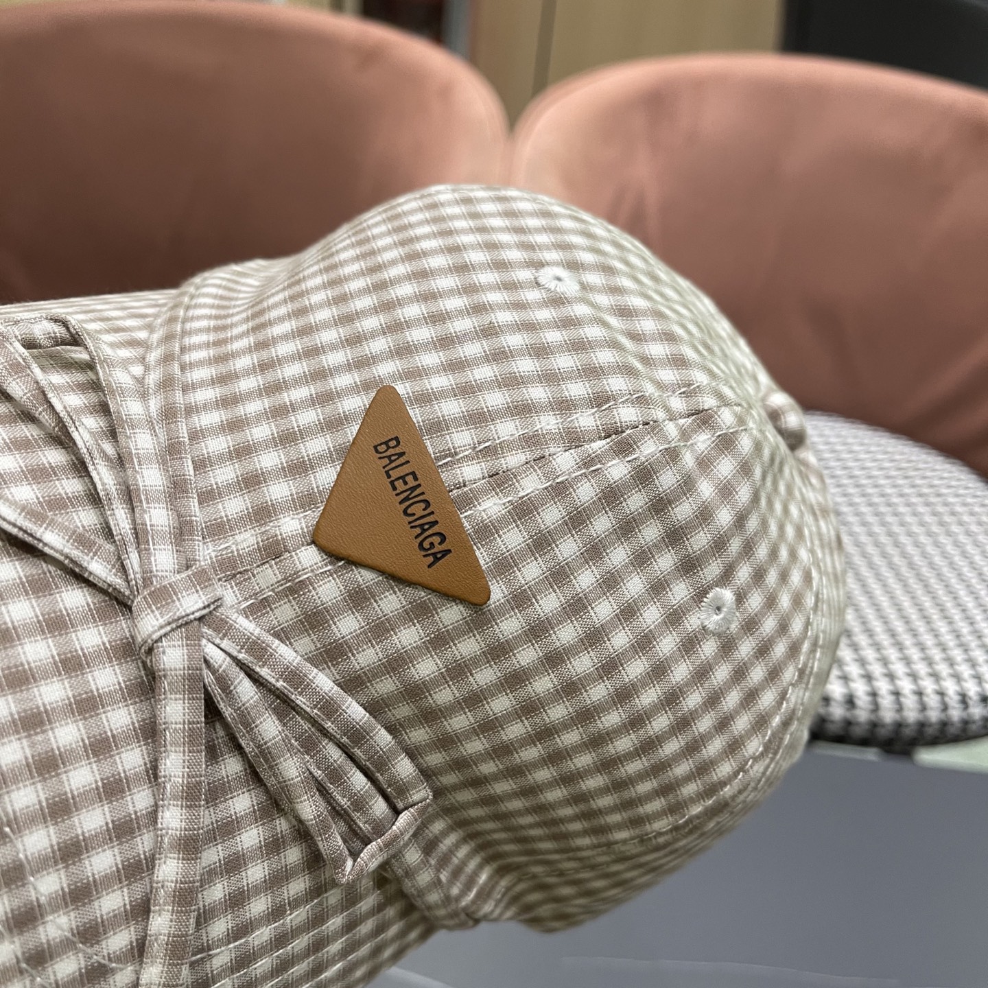  BALENCIAGA巴黎世家韩系格纹棒球帽子女春夏新款小清新蝴蝶
结百搭鸭舌帽大头围显脸小

