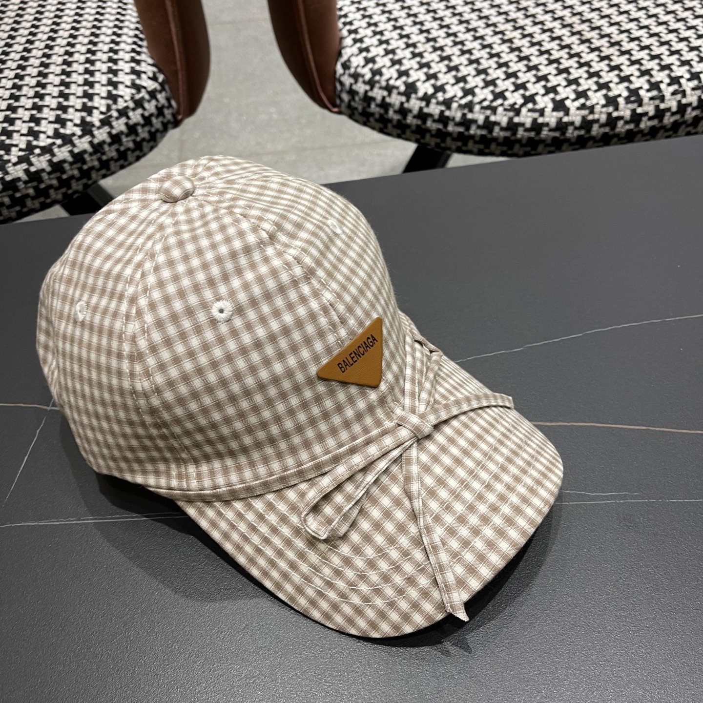  BALENCIAGA巴黎世家韩系格纹棒球帽子女春夏新款小清新蝴蝶
结百搭鸭舌帽大头围显脸小

