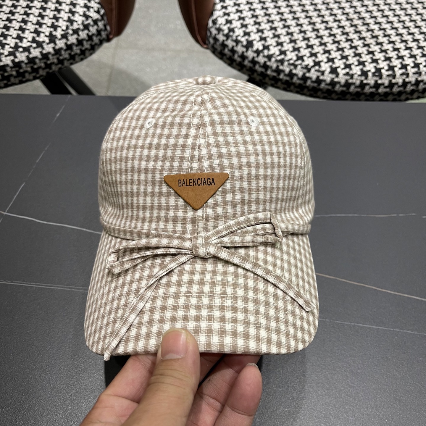  BALENCIAGA巴黎世家韩系格纹棒球帽子女春夏新款小清新蝴蝶
结百搭鸭舌帽大头围显脸小

