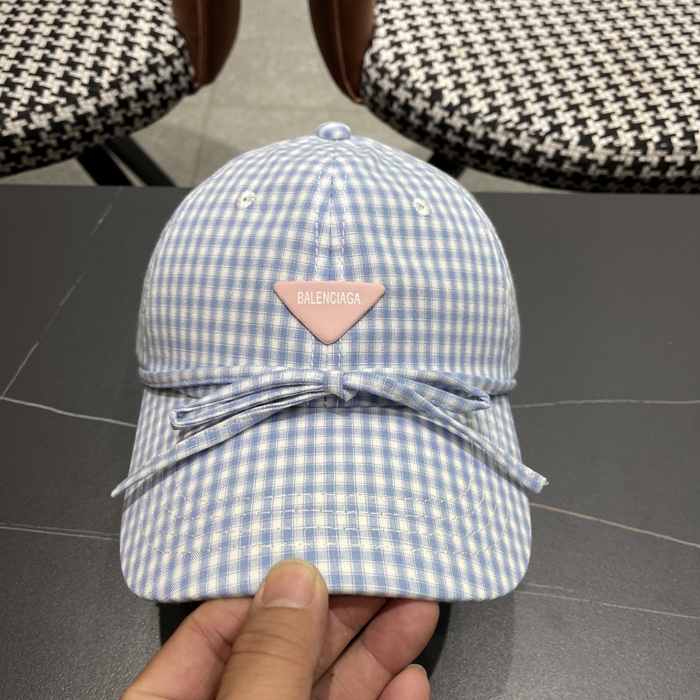  BALENCIAGA巴黎世家韩系格纹棒球帽子女春夏新款小清新蝴蝶
结百搭鸭舌帽大头围显脸小


