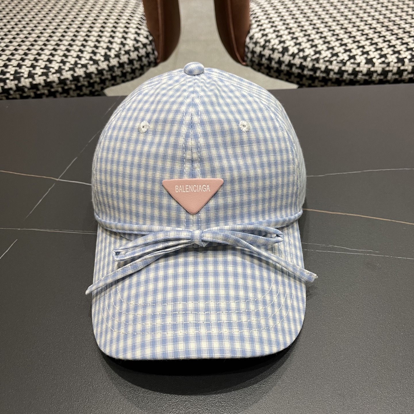  BALENCIAGA巴黎世家韩系格纹棒球帽子女春夏新款小清新蝴蝶
结百搭鸭舌帽大头围显脸小

