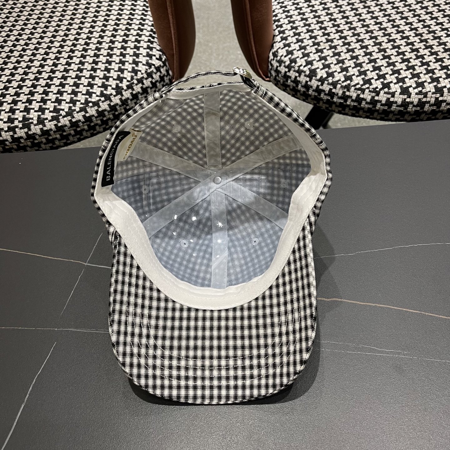  BALENCIAGA巴黎世家韩系格纹棒球帽子女春夏新款小清新蝴蝶
结百搭鸭舌帽大头围显脸小

