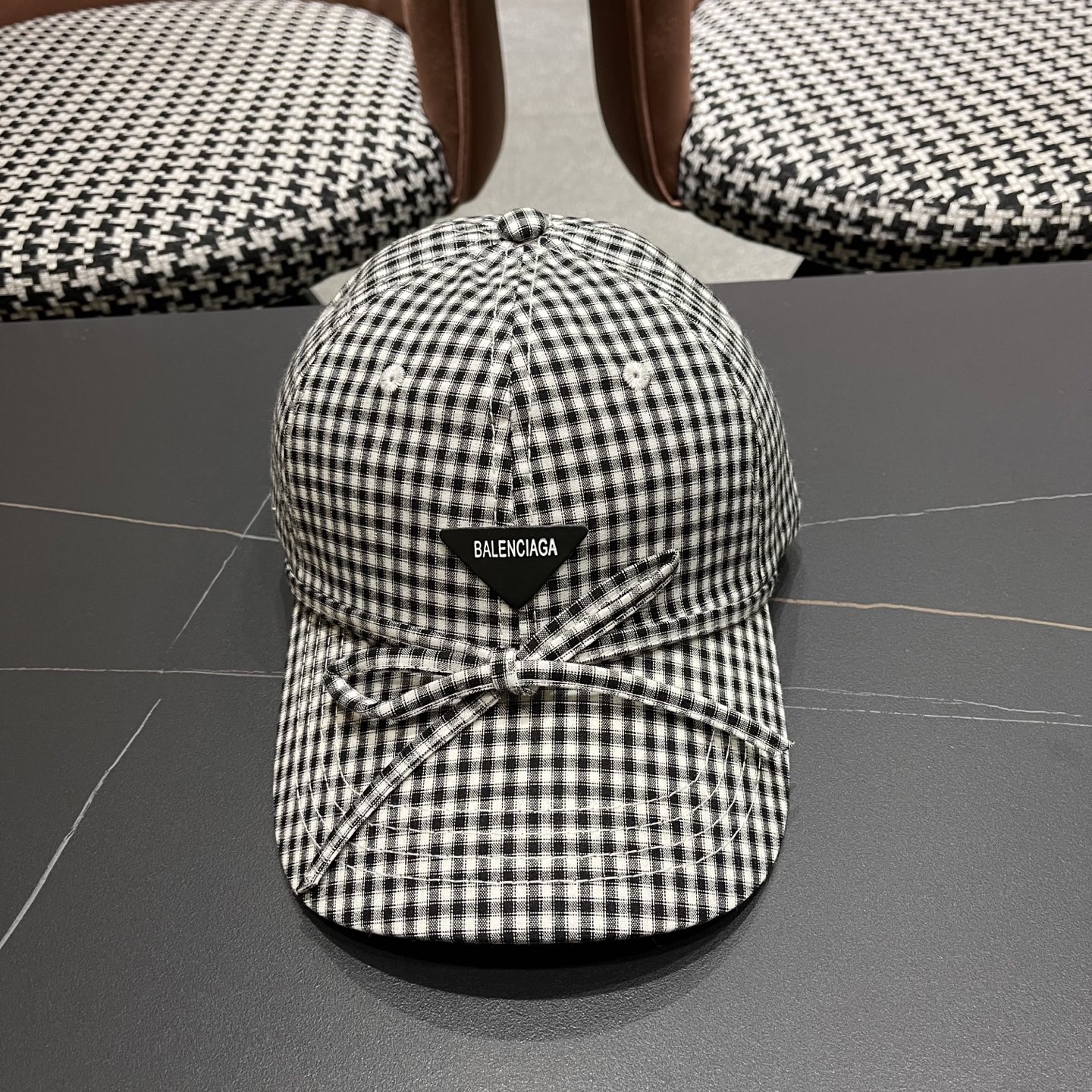  BALENCIAGA巴黎世家韩系格纹棒球帽子女春夏新款小清新蝴蝶
结百搭鸭舌帽大头围显脸小

