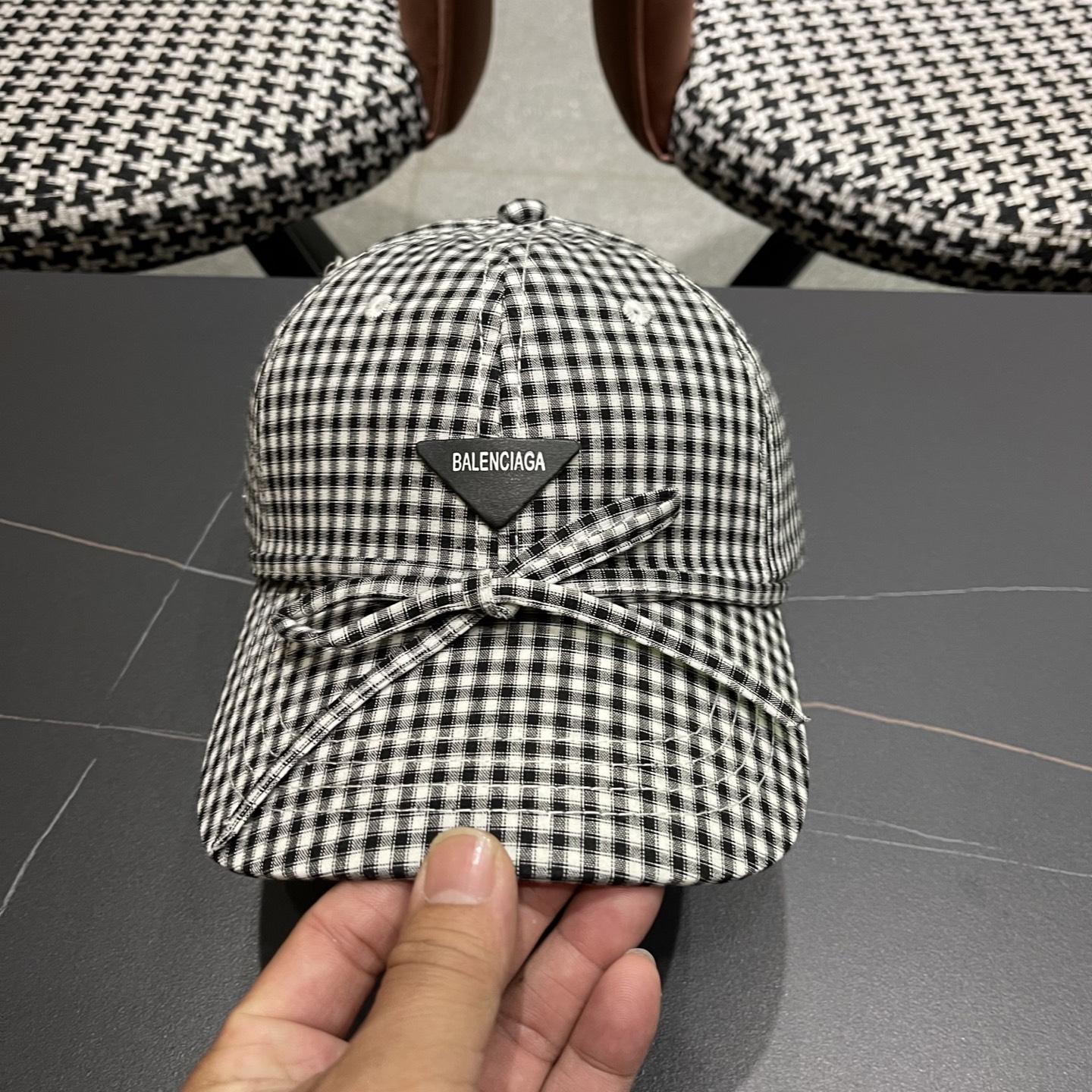  BALENCIAGA巴黎世家韩系格纹棒球帽子女春夏新款小清新蝴蝶
结百搭鸭舌帽大头围显脸小

