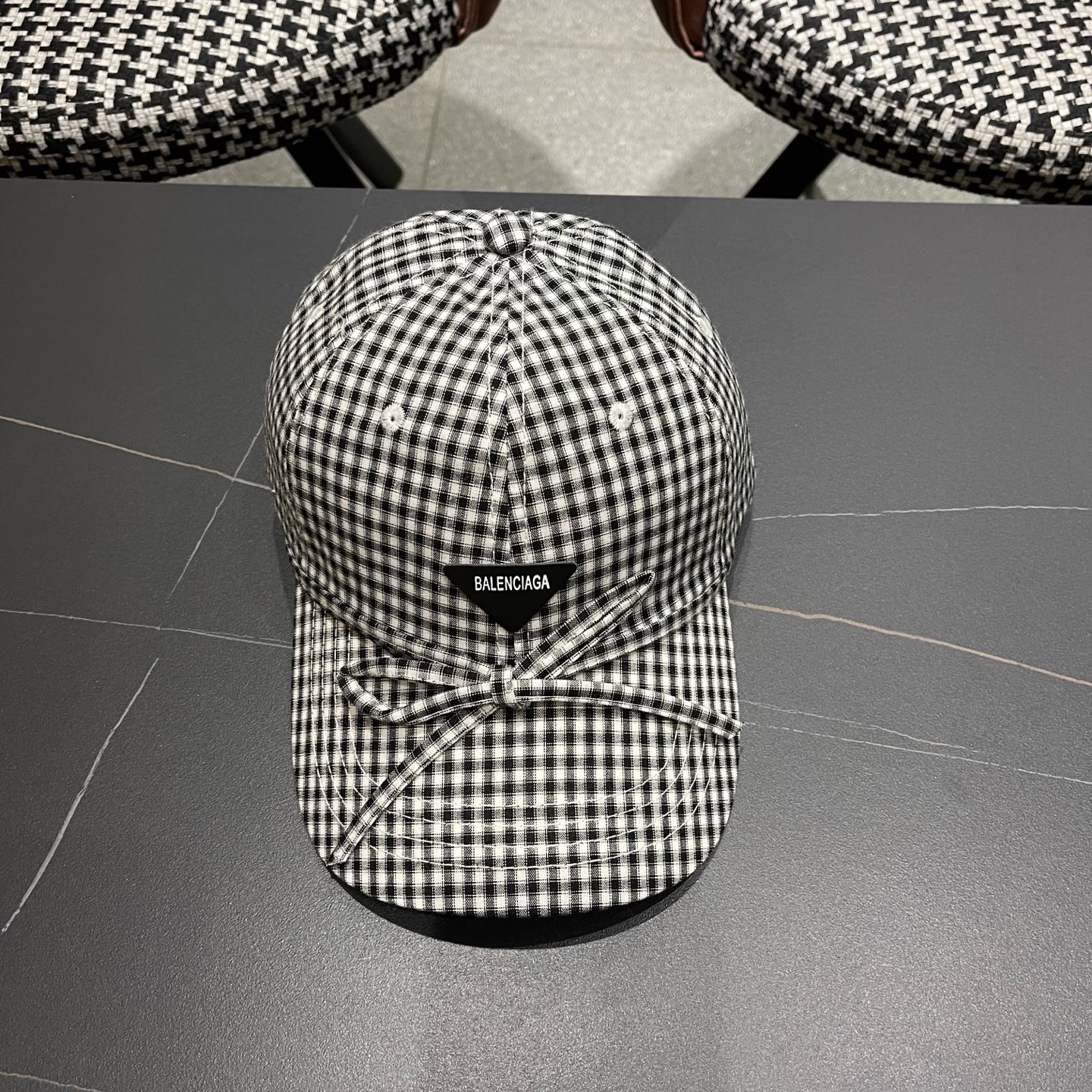  BALENCIAGA巴黎世家韩系格纹棒球帽子女春夏新款小清新蝴蝶
结百搭鸭舌帽大头围显脸小

