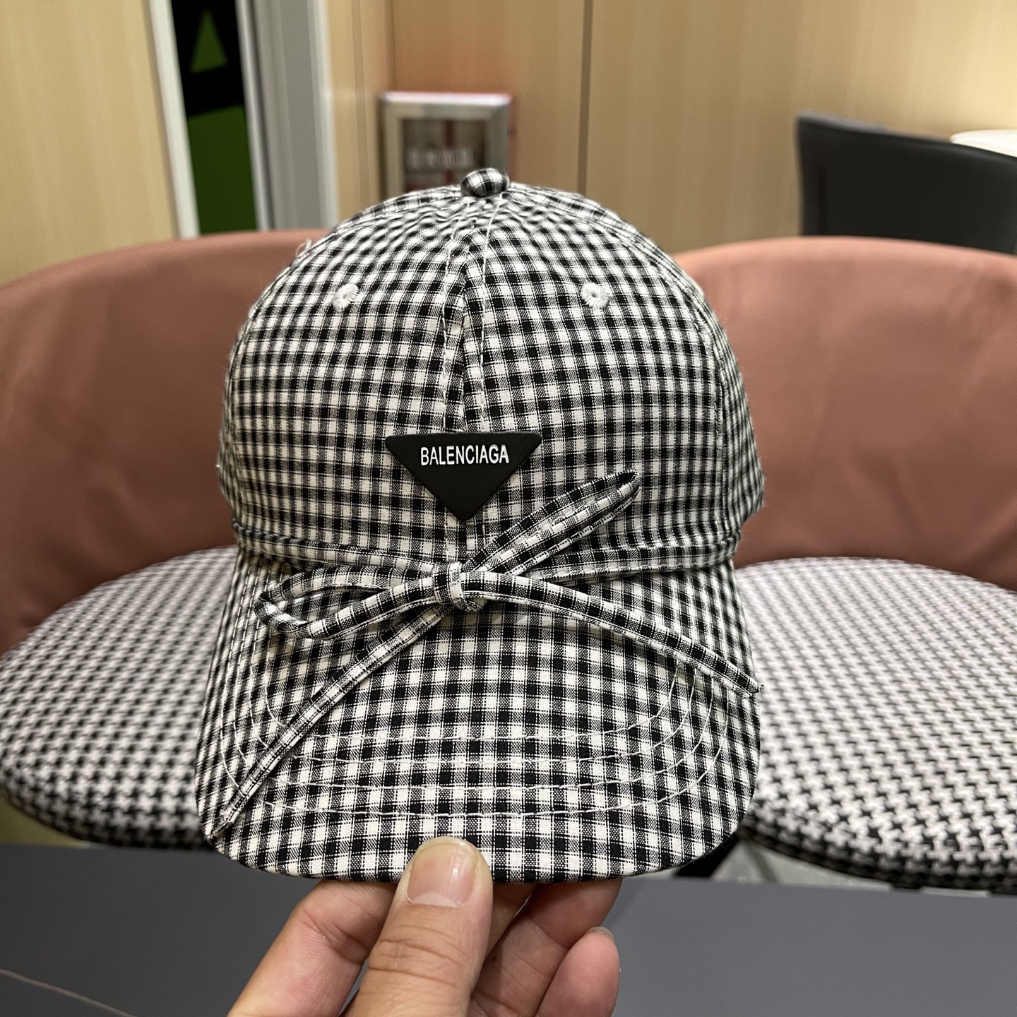  BALENCIAGA巴黎世家韩系格纹棒球帽子女春夏新款小清新蝴蝶
结百搭鸭舌帽大头围显脸小


