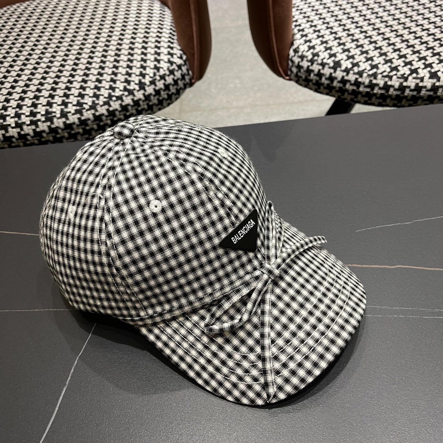  BALENCIAGA巴黎世家韩系格纹棒球帽子女春夏新款小清新蝴蝶
结百搭鸭舌帽大头围显脸小

