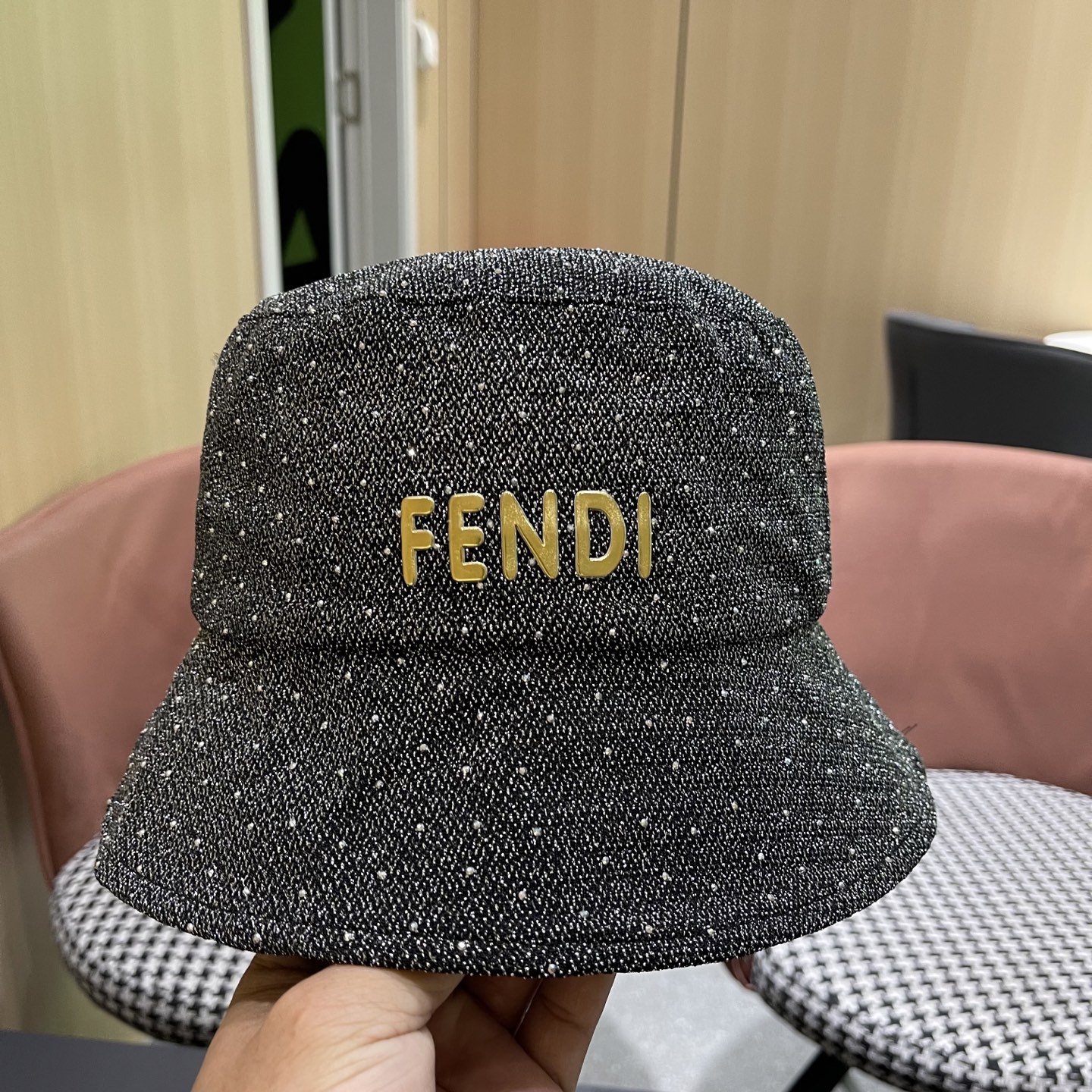   Fendi 芬迪2025春秋新款水钻渔夫帽女时髦百
搭优雅水桶帽显脸小遮阳防晒盆帽