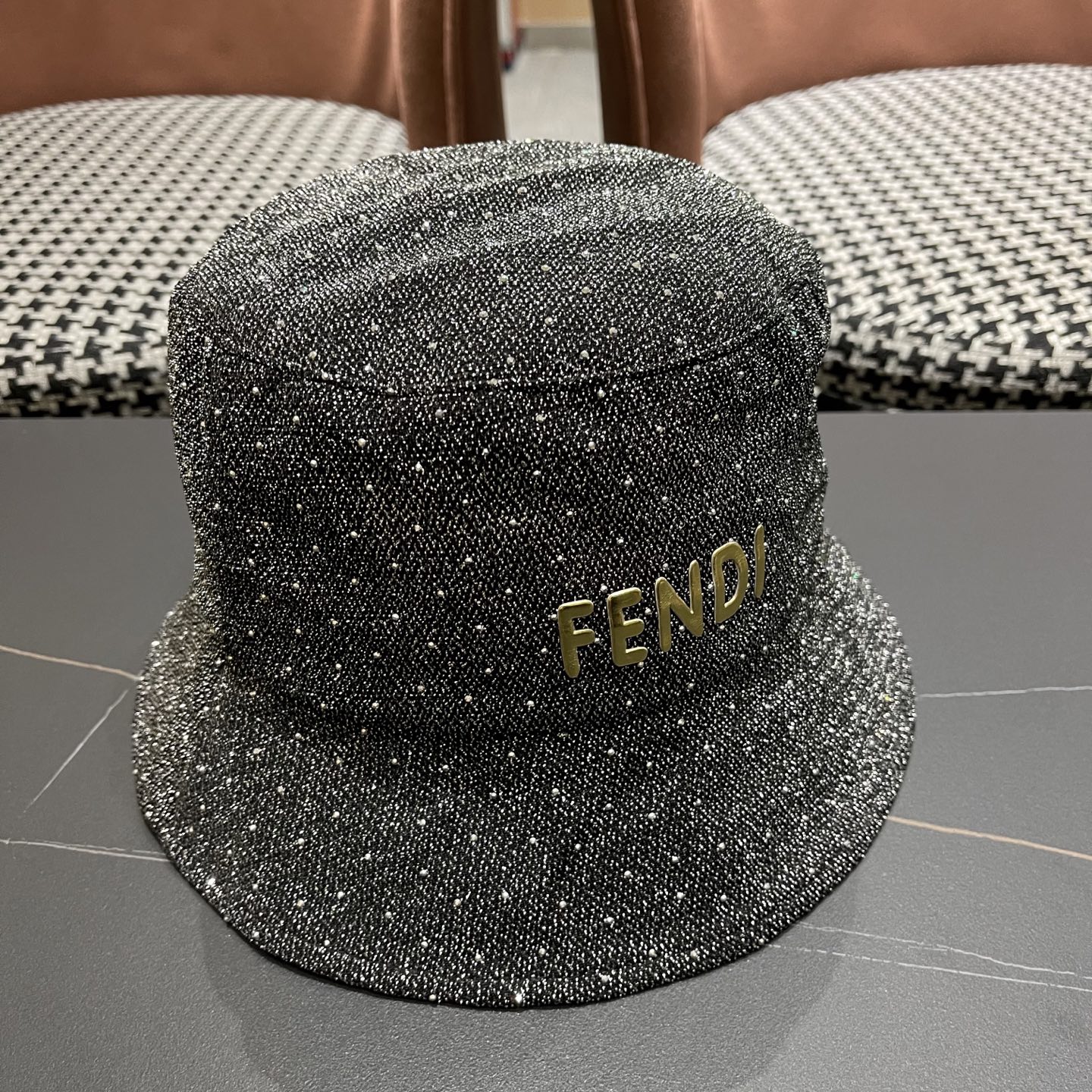   Fendi 芬迪2025春秋新款水钻渔夫帽女时髦百
搭优雅水桶帽显脸小遮阳防晒盆帽