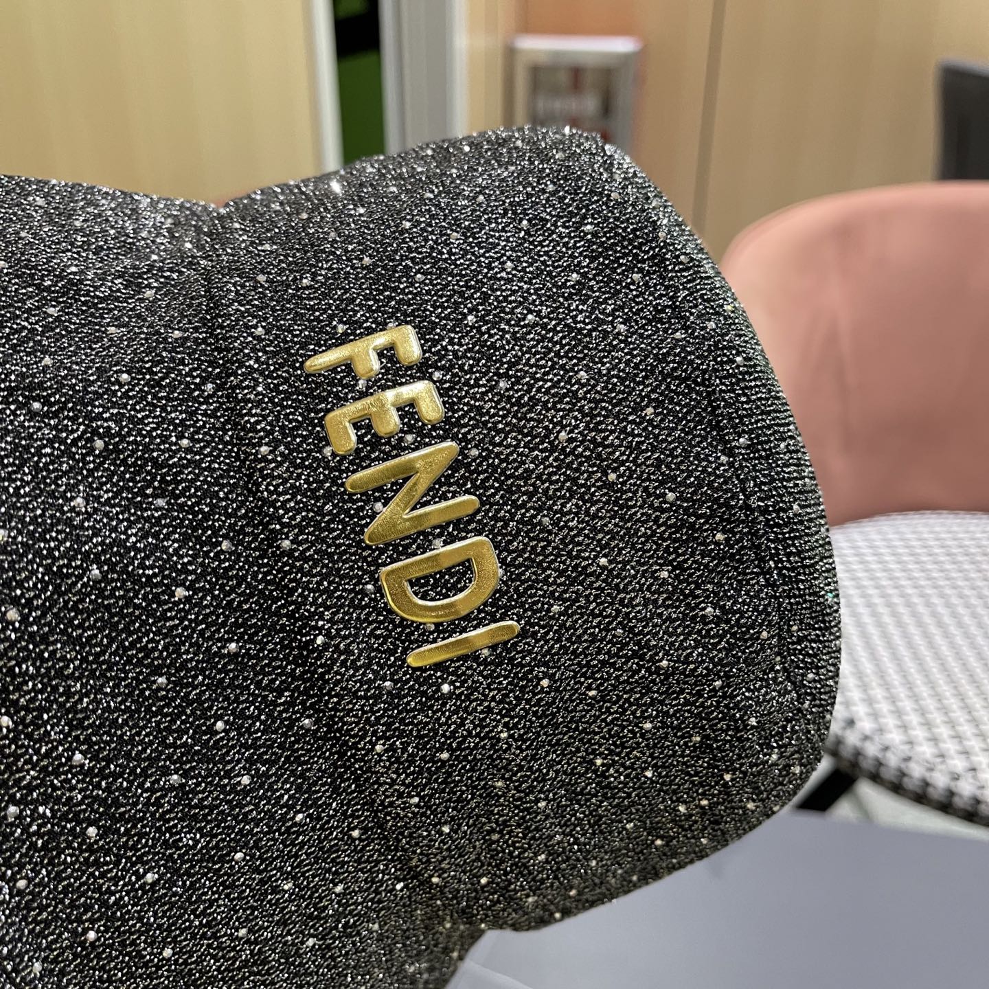   Fendi 芬迪2025春秋新款水钻渔夫帽女时髦百
搭优雅水桶帽显脸小遮阳防晒盆帽