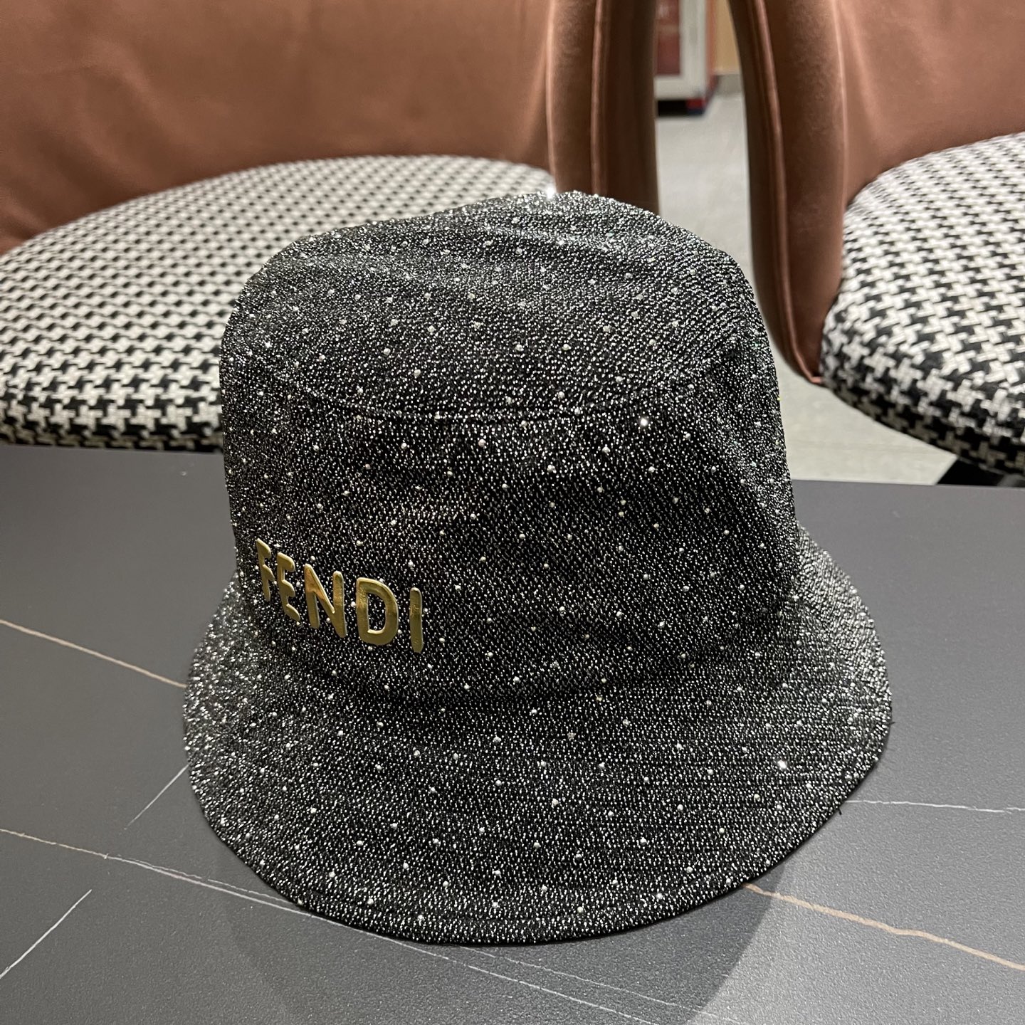   Fendi 芬迪2025春秋新款水钻渔夫帽女时髦百
搭优雅水桶帽显脸小遮阳防晒盆帽