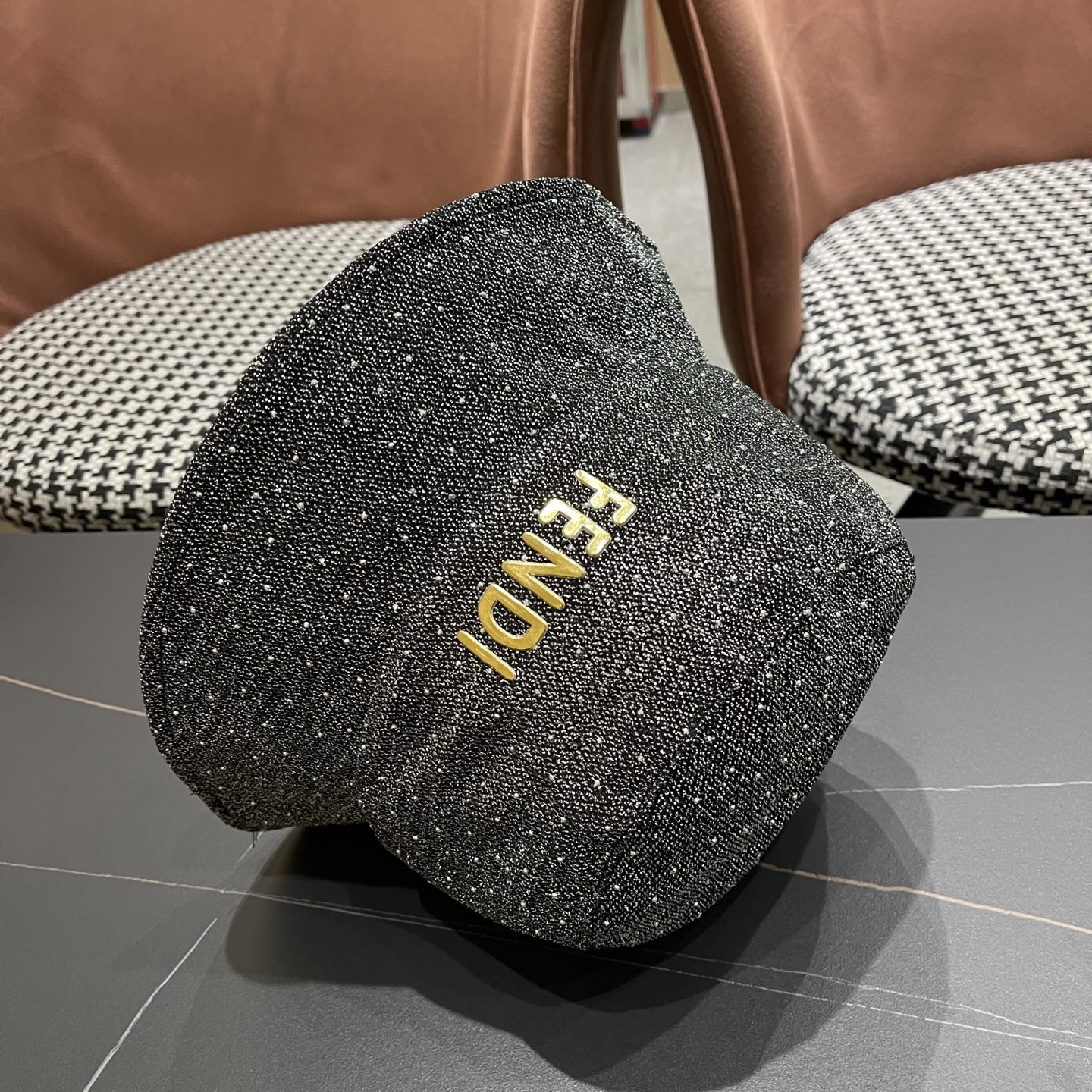   Fendi 芬迪2025春秋新款水钻渔夫帽女时髦百
搭优雅水桶帽显脸小遮阳防晒盆帽