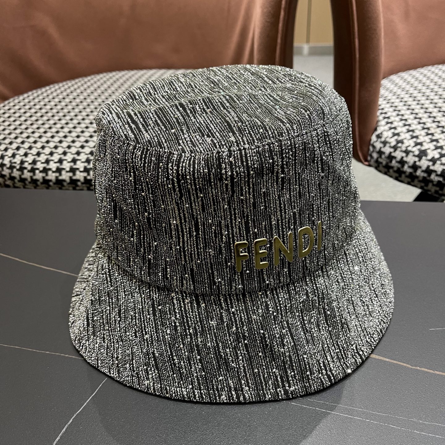   Fendi 芬迪2025春秋新款水钻渔夫帽女时髦百
搭优雅水桶帽显脸小遮阳防晒盆帽