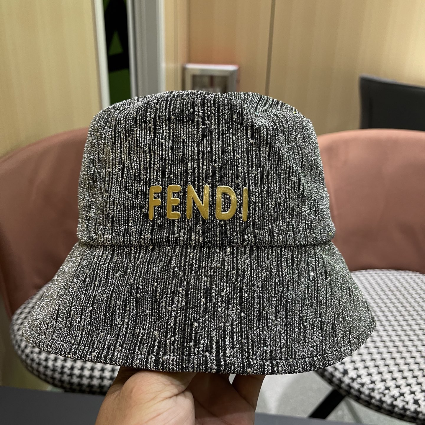   Fendi 芬迪2025春秋新款水钻渔夫帽女时髦百
搭优雅水桶帽显脸小遮阳防晒盆帽